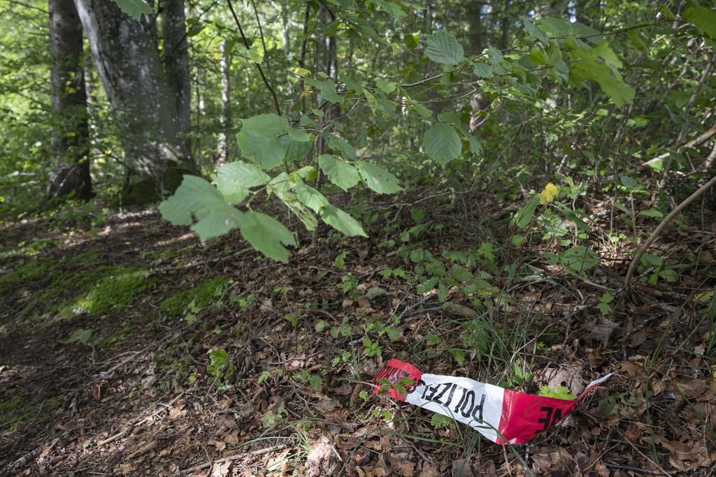 Bande de police sur le sol de la forêt à Merishausen, liée à l'utilisation de la capsule de suicide Sarco, mercredi 25 septembre 2024.