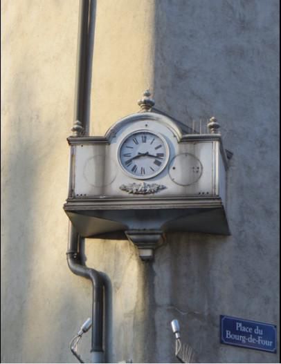 Au Bourg-de-Four, on discerne encore aujourd’hui les deux autres cadrans.