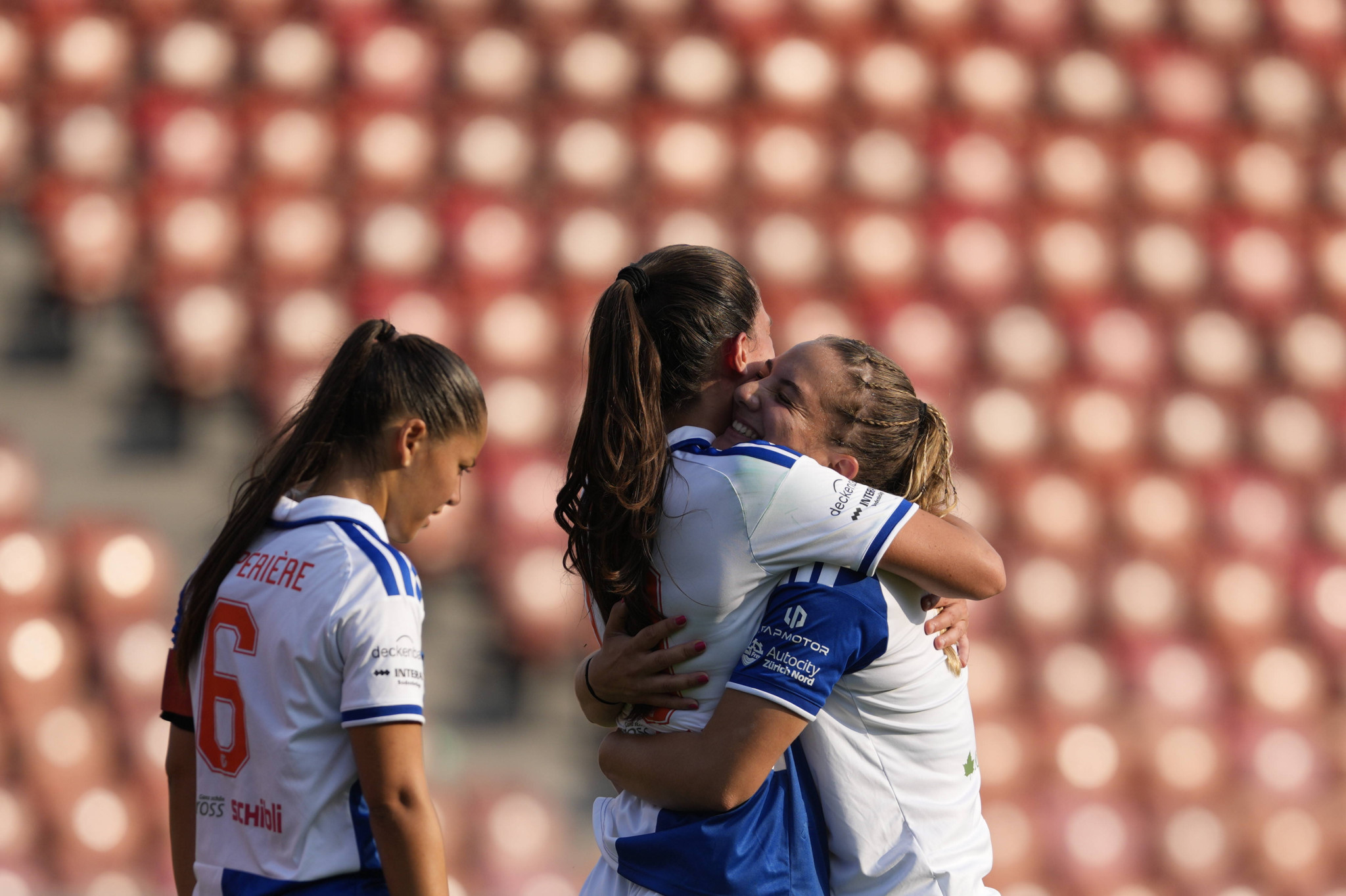 Yllka Kadriu (Nr. 10) und Emilia Brunner (Nr. 3) von Grasshoppers feiern nach dem Spiel im Letzigrund, Zürich.