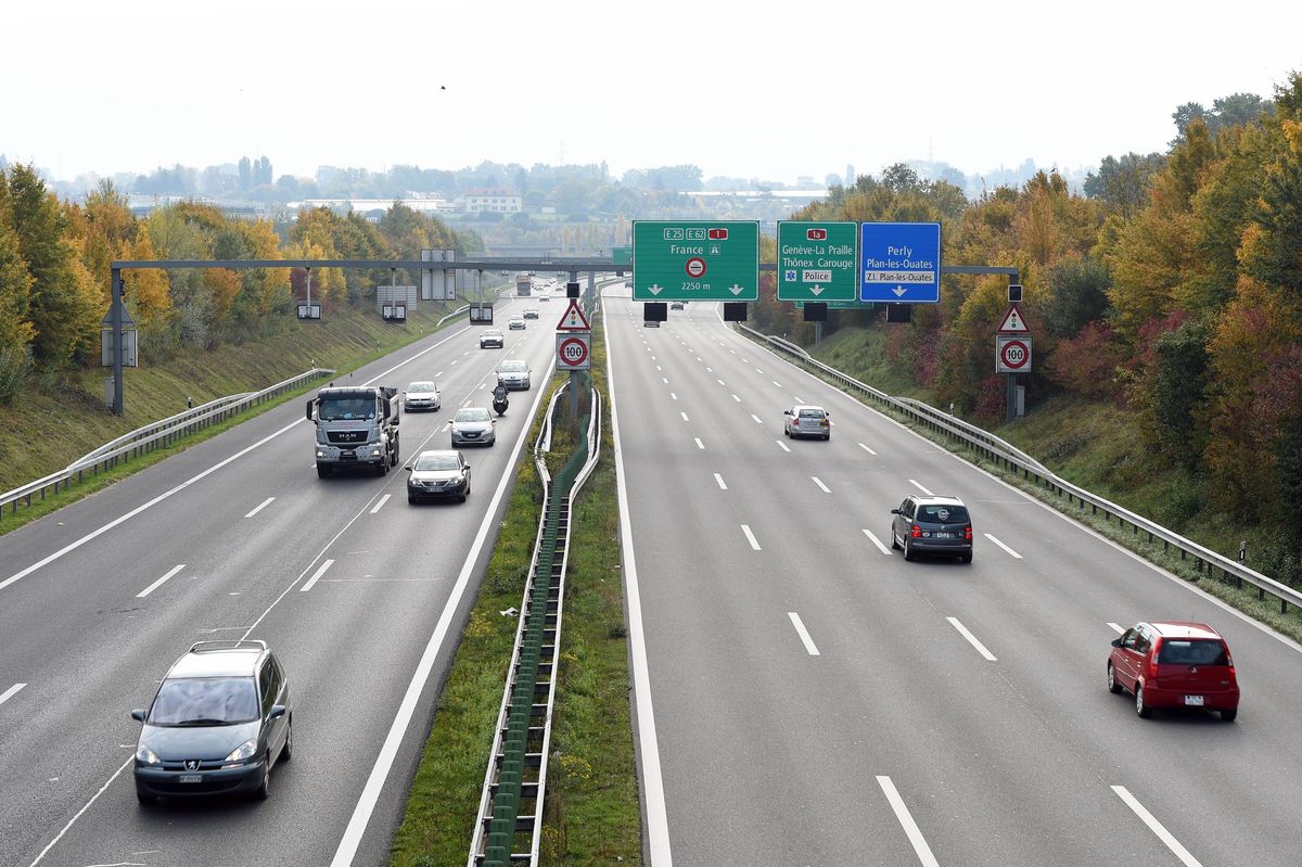 14/10/2015. Genève. Autoroute A1 entre le chemin des Grands Champs et la Route de Base. Pierre Abensur/Tamedia