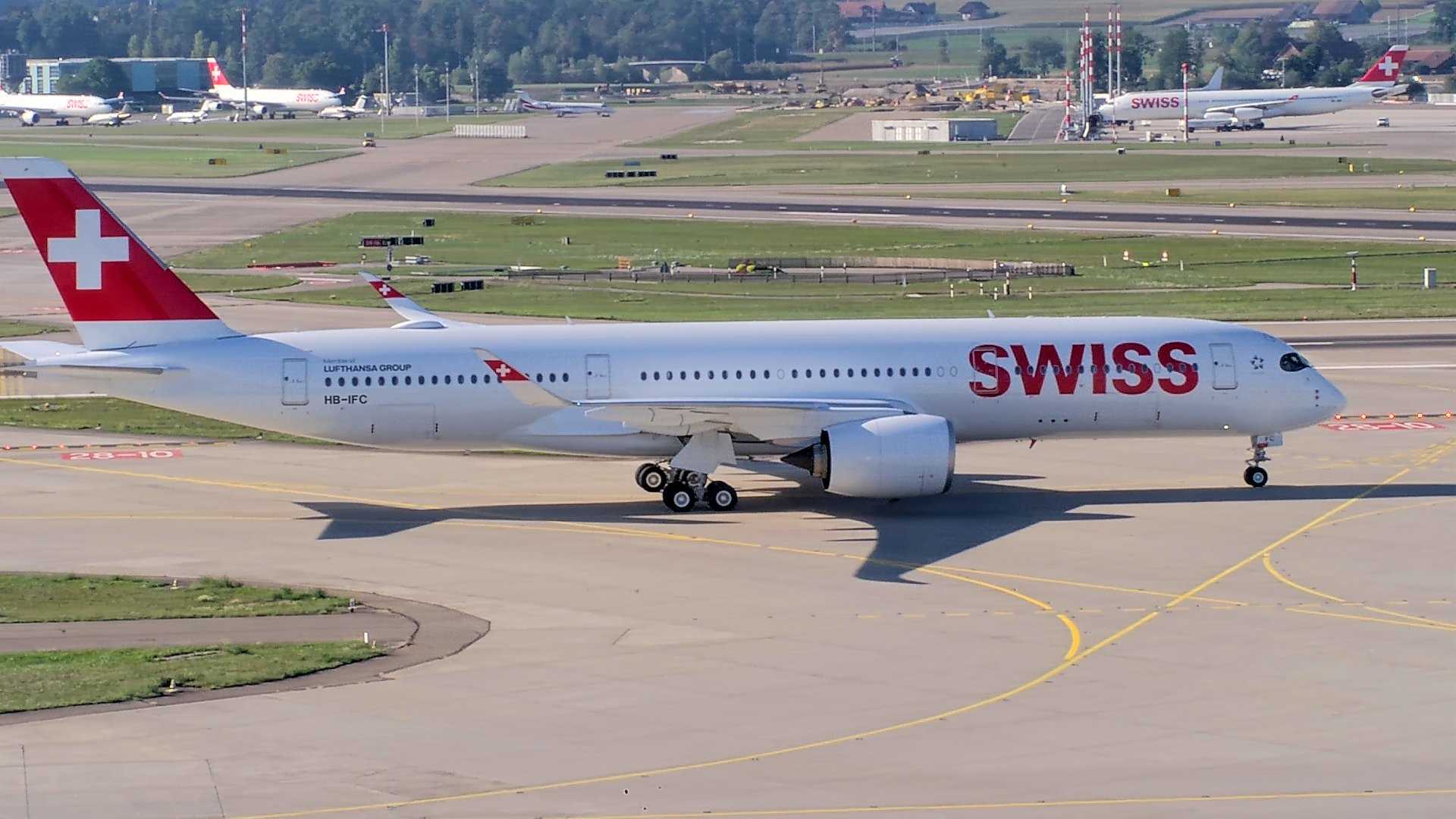 Swiss modernizes fleet: New Airbus A350 flies over Switzerland