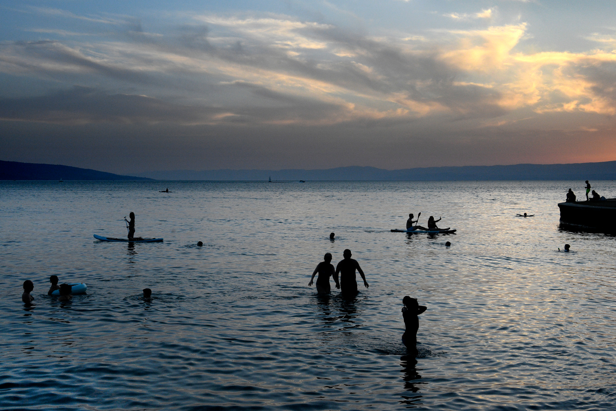 Après des journées caniculaires, les rivages du lac (ici à Vevey) sont très prisés par les baigneurs, qui prennent le frais jusqu'à tard dans la soirée. 24HEURES/Chantal Dervey