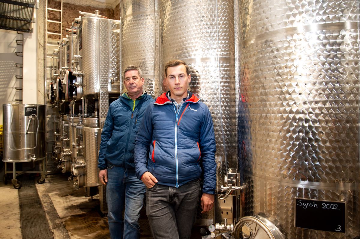 Père et fils à la Cave des Chevalières. Sébastien et Maxime Dupraz vinifient certains cépages sans intrants, mais si la qualité du raisin le permet.