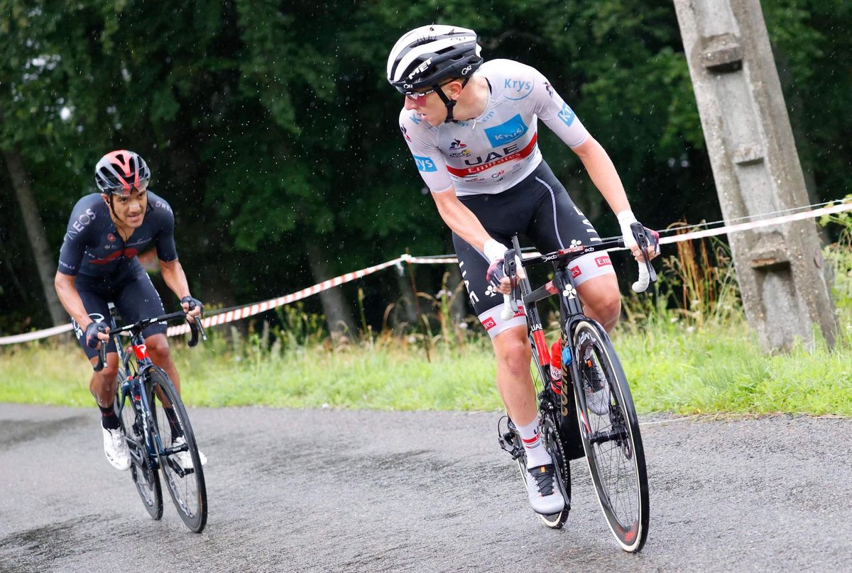 Un petit coup d’eoil juste derrière lui et Tadej Pogacar lâche Richard Carapaz pour s’envoler dans les Alpes et ce maillot jaune qu’il avait ramené à Paris l’an passé…