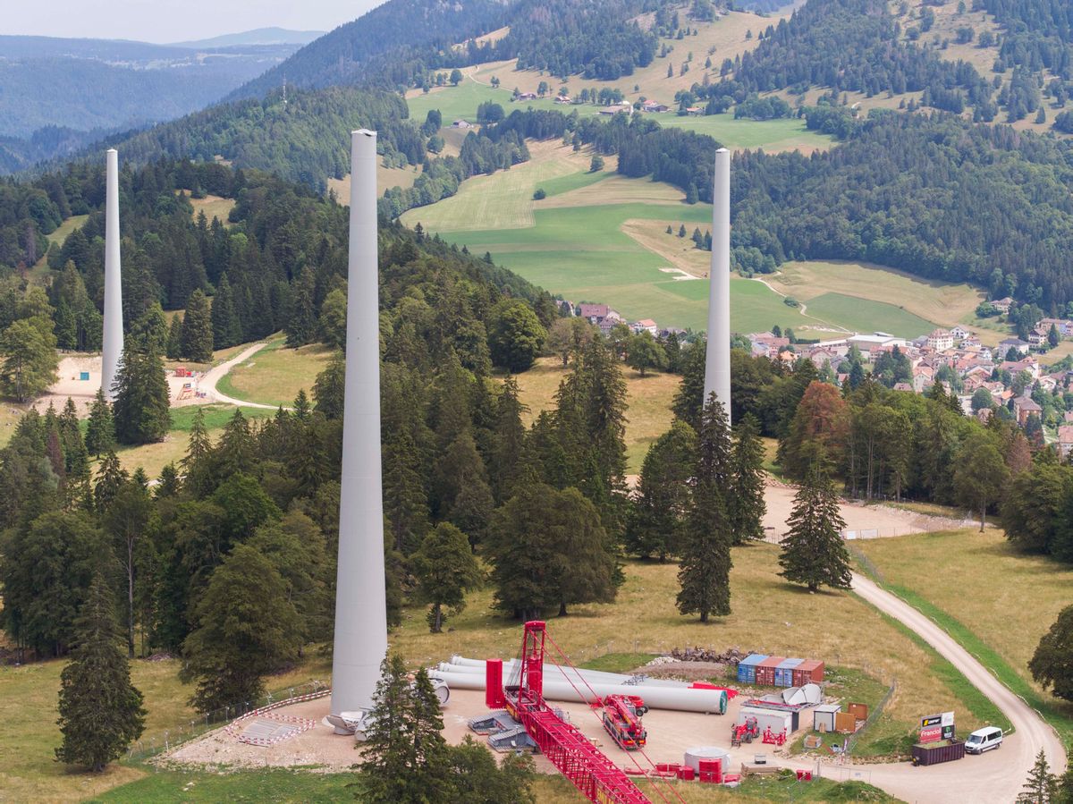 Arrivée des pales des éoliennes et de plusieurs éléments dans le cadre d’un projet éolien à Sainte-Croix le 17 juillet 2023. 
