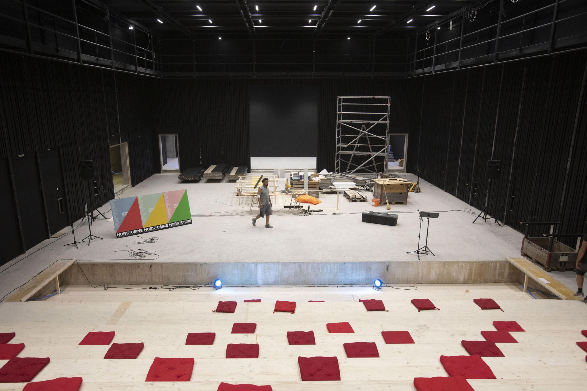 La nouvelle salle de spectacle de l’Usine à Gaz, encore en chantier, avec son vaste plateau de scène.