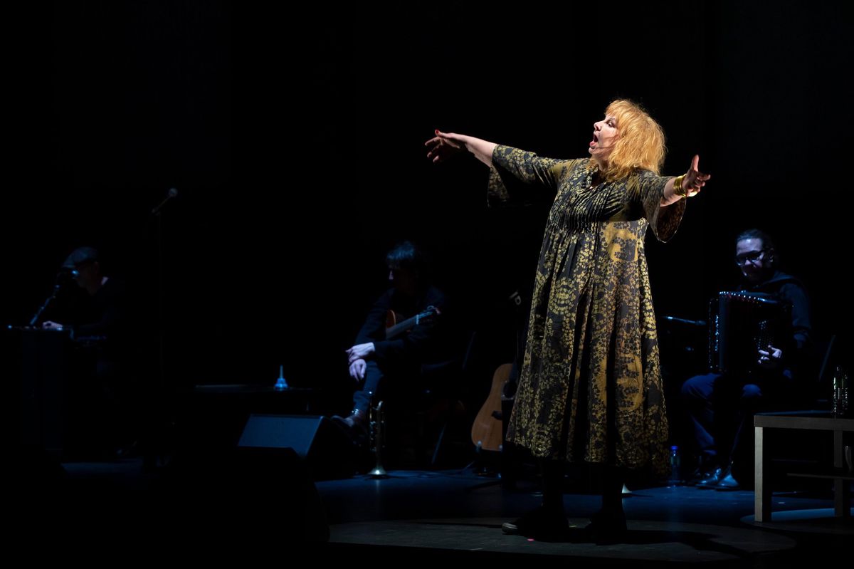 Yolande Moreau sur scène en 2019 à xxxxxx dans le spectacle consacré à Prévert, dans la même tenue portée le 14 décembre 2022 au Vélodrome de Plan-les-Ouates. sdfsdfsdfsdf