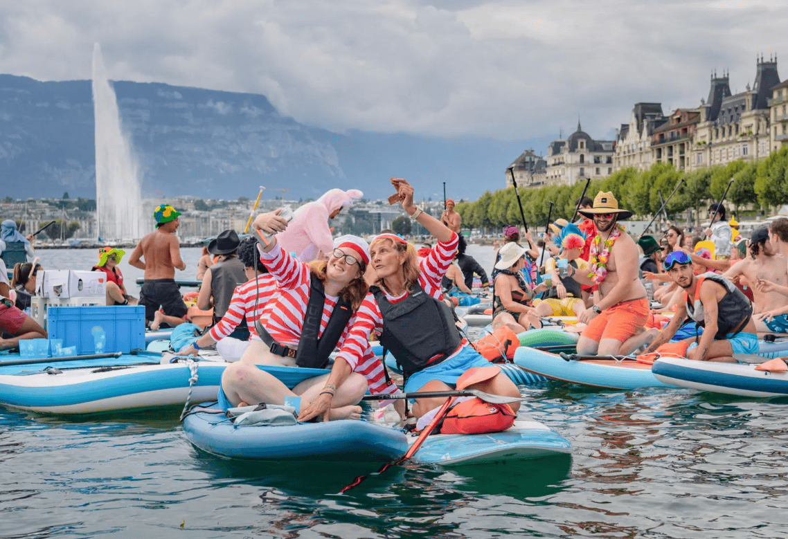 Lors de la traversée du Petit-Lac dans le cadre de «Genève Genève» samedi dernier, Julie et Anne, deux enseignantes en marinière rouge et blanc, font un clin d’œil au livre-jeu «Où est Charlie?»