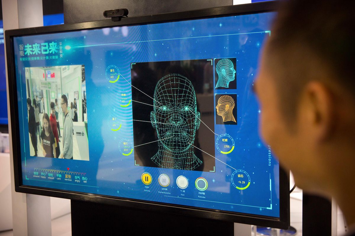 Ici une démonstration de l’intelligence artificielle en matière de reconnaissance spatiale, à Pékin.