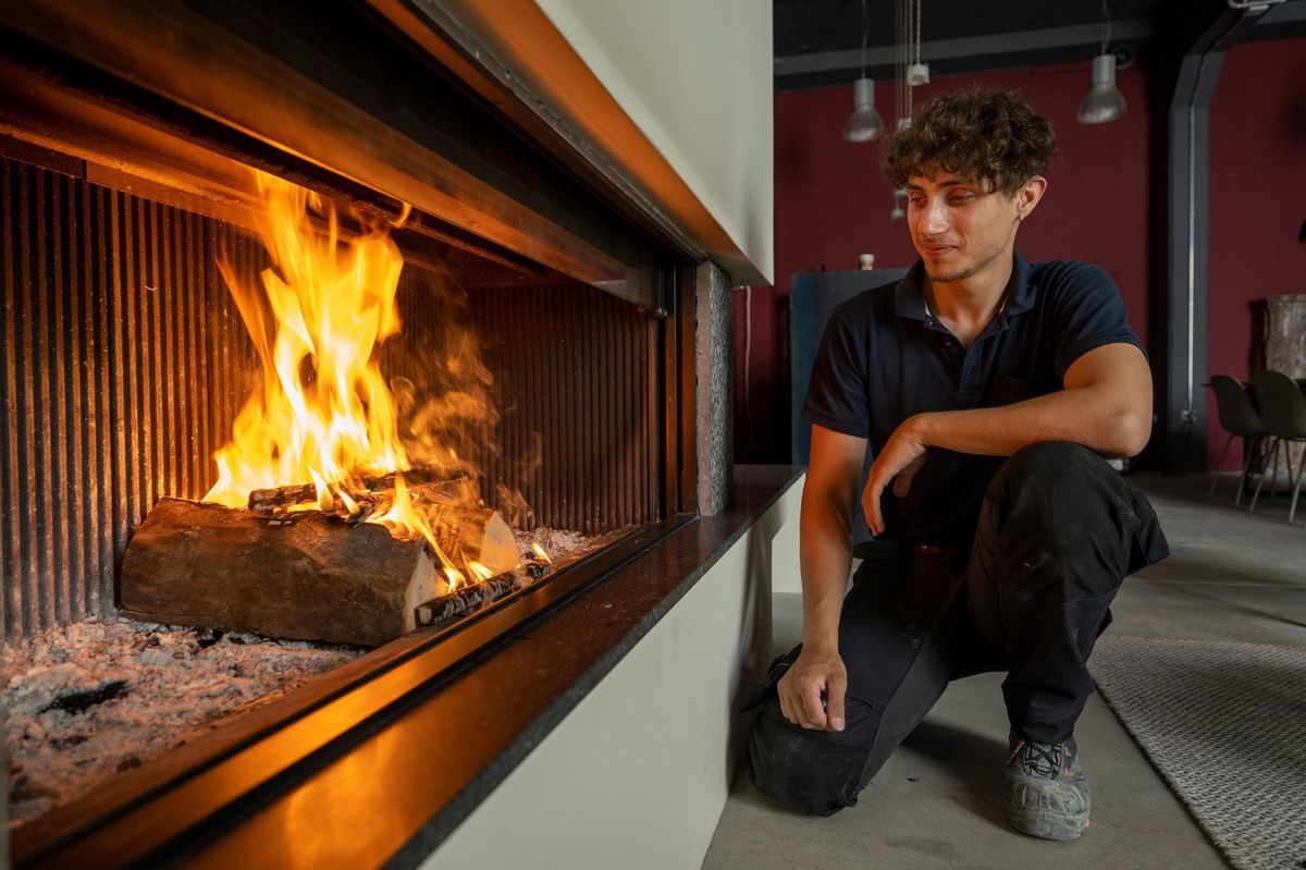 Galabin Simeonov devant la cheminée de la salle commune de l’entreprise Good cheminées SA à Prilly. 