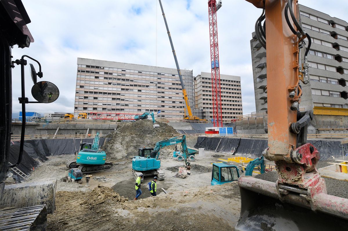 Le tiers à droite de la barre d’habitation de la Suettaz est en train d’être désolidarisé du reste du bâtiment encore habité. Il sera détruit d’ici à la fin février. Au premier plan, la construction du premier bâtiment du nouveau quartier. Et à droite, l’immeuble des Lupins qui sera aussi démoli.