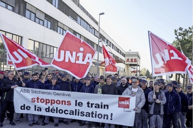 Le personnel de l'entreprise ABB Sécheron, soutenu par le syndicat Unia, a manifesté ce mardi devant l'usine de rue de la Sablière, à Meyrin.