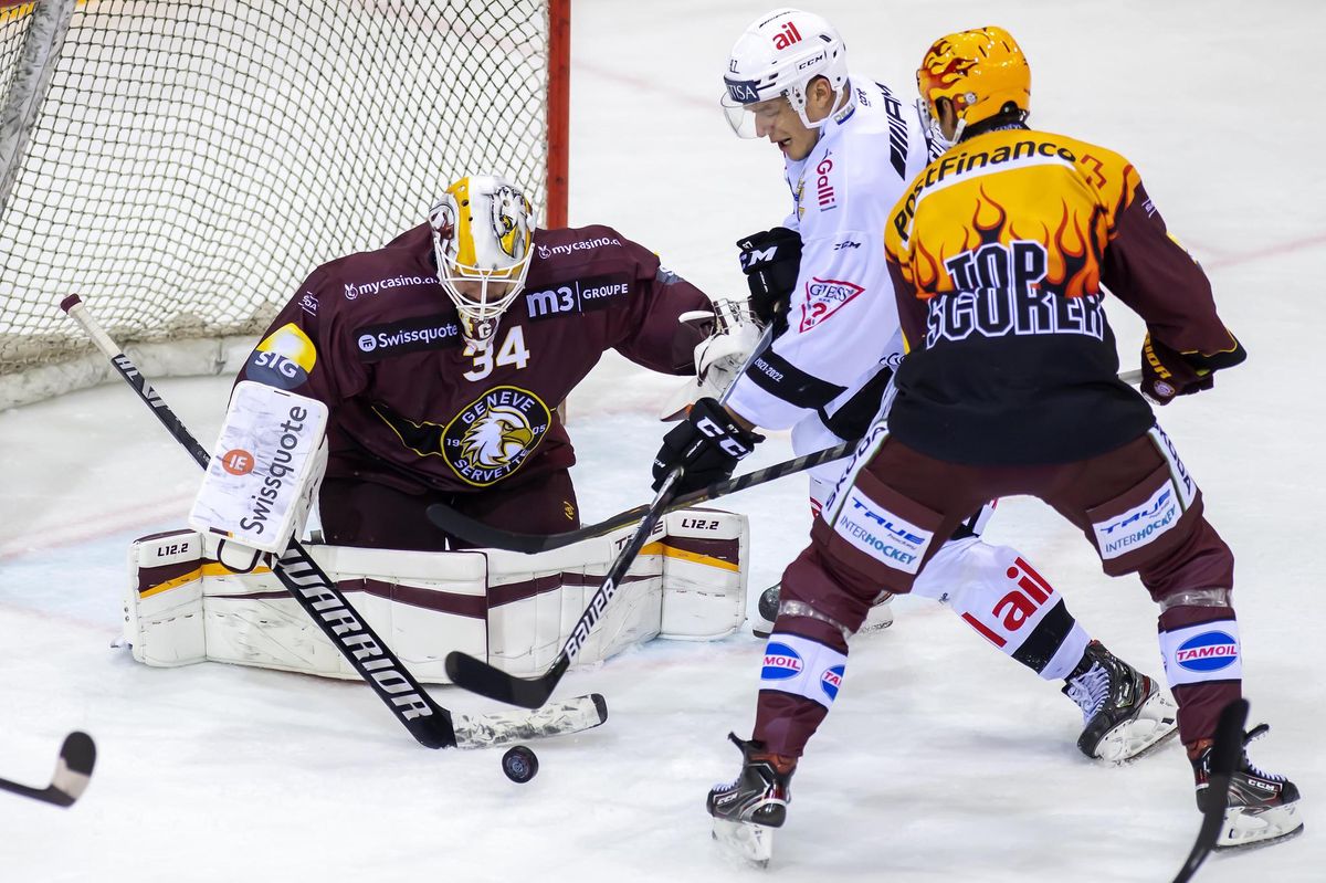 L’attaquant luganais Calvin Thuerkault a la lutte pour le puck avec le top scorer genevois Valtteri Filppula, droite, devant Gauthier Descloux. 