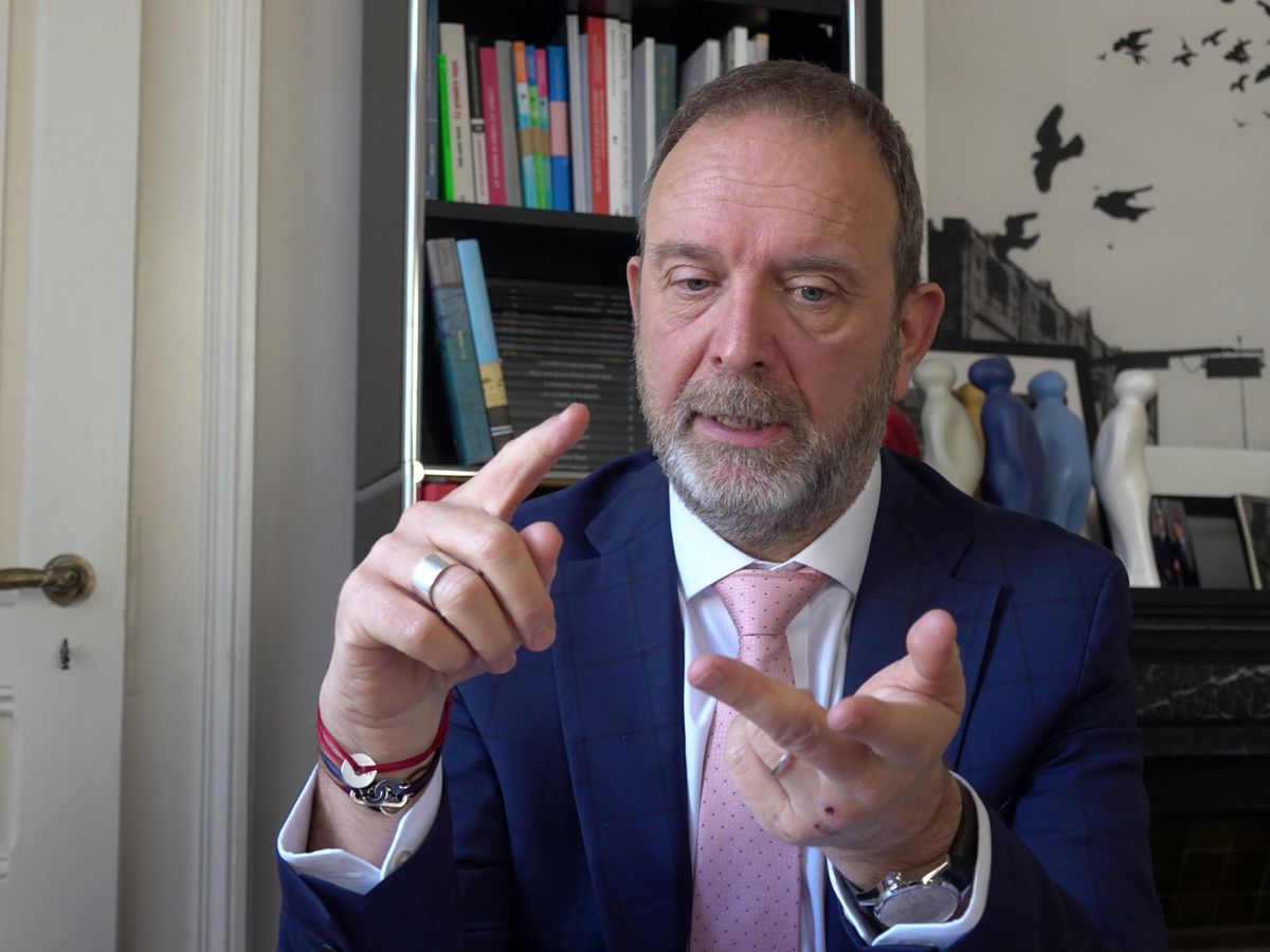 Geneve, le 19/03/2024 -  Interview de Thierry Apothéloz, Conseiller d'État à la tête du Département de la cohésion sociale, dans son bureau 2, rue de l'hôtel de ville. 