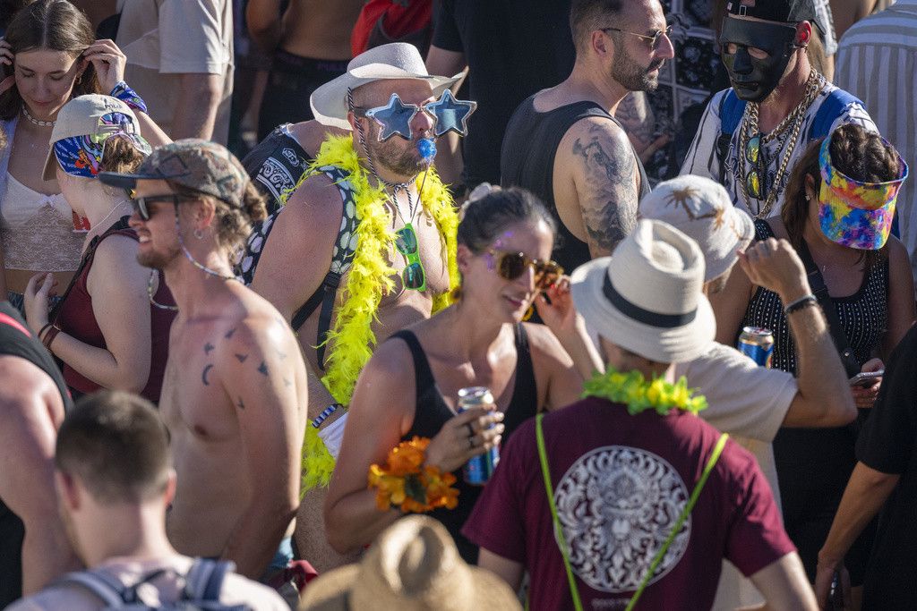 Thousands of participants dancing through the streets during the 31th Street Parade in the city center of Zurich, Switzerland, Saturday, August 10, 2024. The annual dance music event Street Parade runs this year under the claim "Prefer:Tolerance". (KEYSTONE/Christian Beutler)