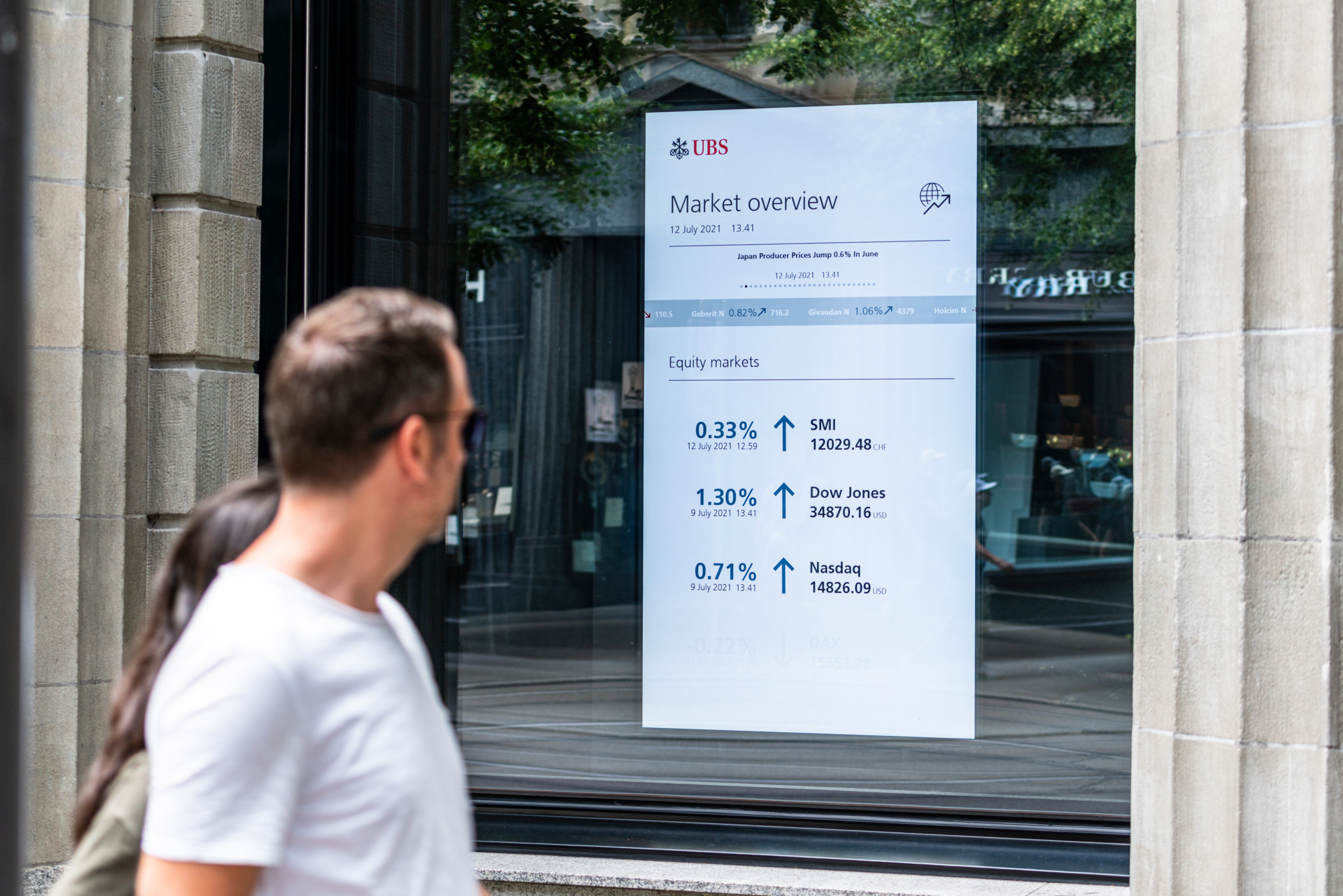 Börsenkurs Anzeigetafel bei der UBS in Zürich zeigt Aktienkurse für SMI, Dow Jones und Nasdaq am 12. Juli 2021.