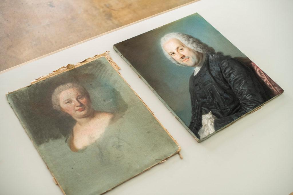 Deux portraits historiques, l’un d’une femme et l’autre d’un homme, présentés côte à côte sur une table.