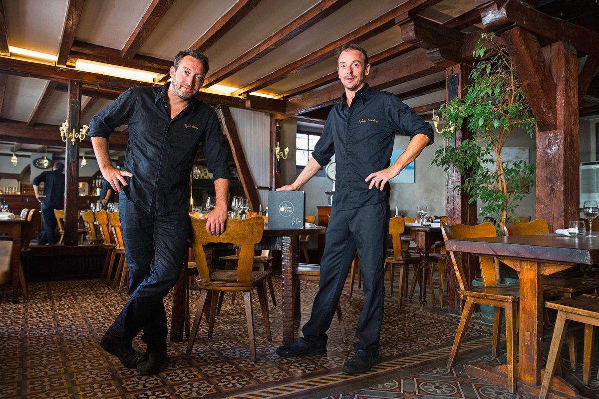 Les deux potes, Sylvain Lemetayer et Alain Figuet dans leur bistrot à l’ancienne.