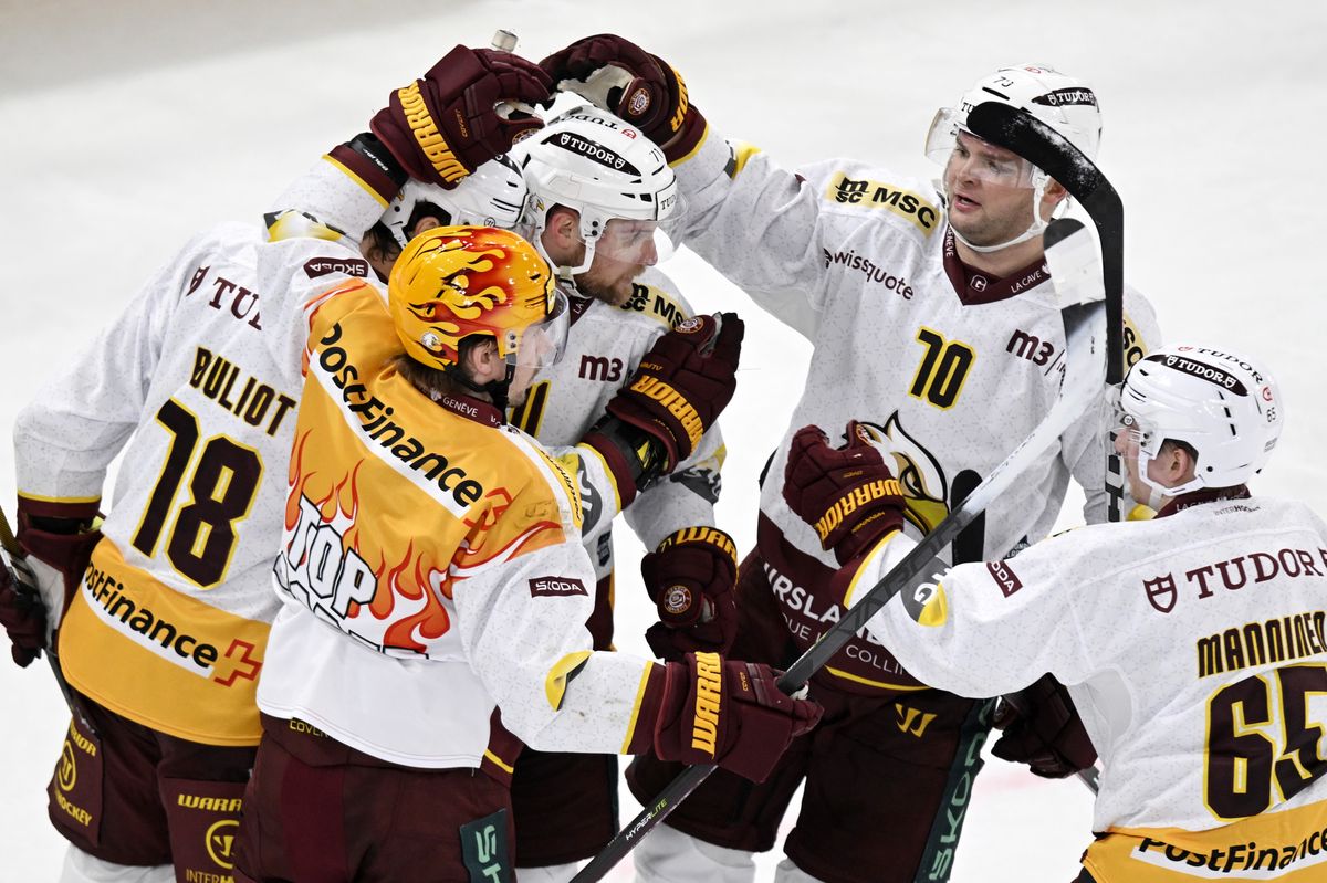 Die Genfer juebln nach dem 1-3 beim Eishockeyspiel der National League SC Rapperswil-Jona Lakers gegen Geneve-Servette HC in Rapperswil  am Samstag, 9. Dezember 2023. (KEYSTONE/Walter Bieri )
