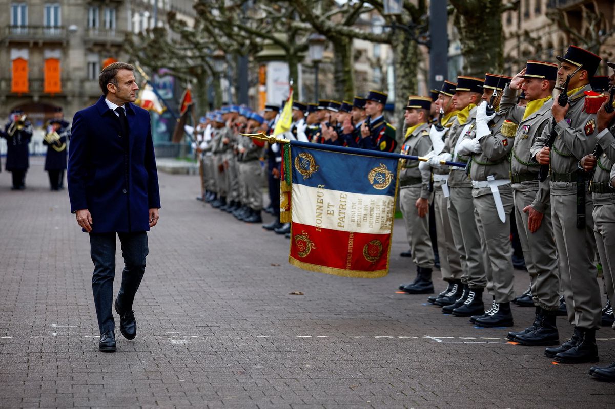 Le président français Emmanuel Macron passe en revue les troupes lors d’une cérémonie marquant le 80e anniversaire de la Libération de Strasbourg, place Broglie.
