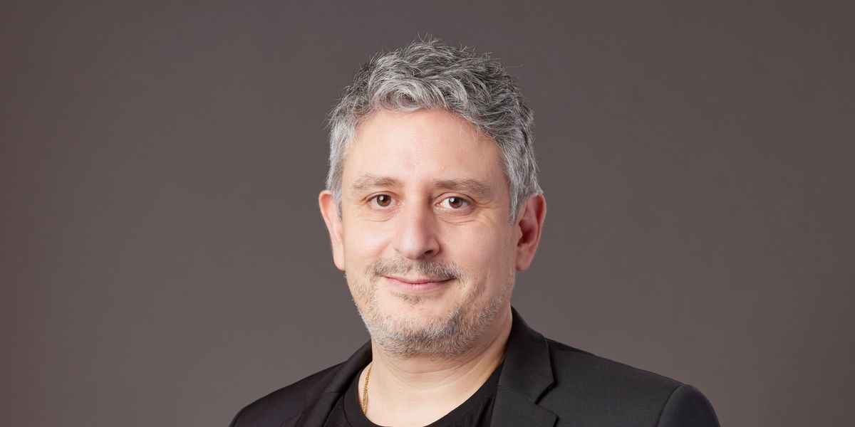 Lausanne, le 5 novembre 2021. Fabian Muhieddine, Rédacteur en chef adjoint a la rédaction T et chroniqueur au Matin Dimanche. Photo Yvain Genevay / Le Matin Dimanche