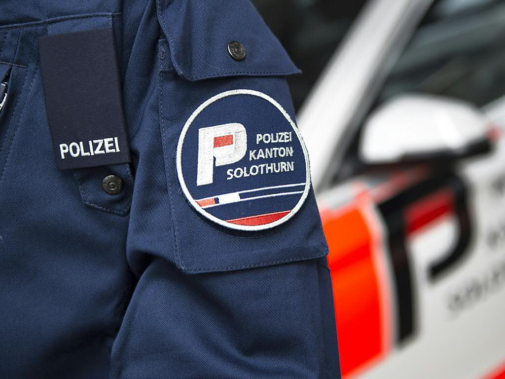 Uniform der Kantonspolizei Solothurn mit Abzeichen, Nahaufnahme.