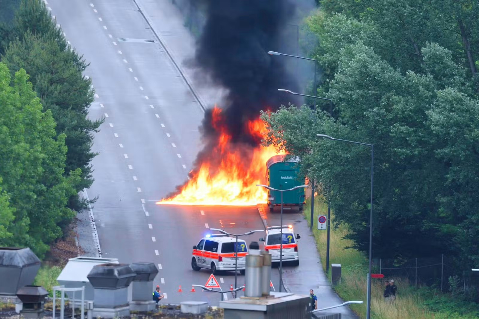 Flüssigkeit ausgelaufen: Brennendes Fahrzeug stoppt Verkehr 