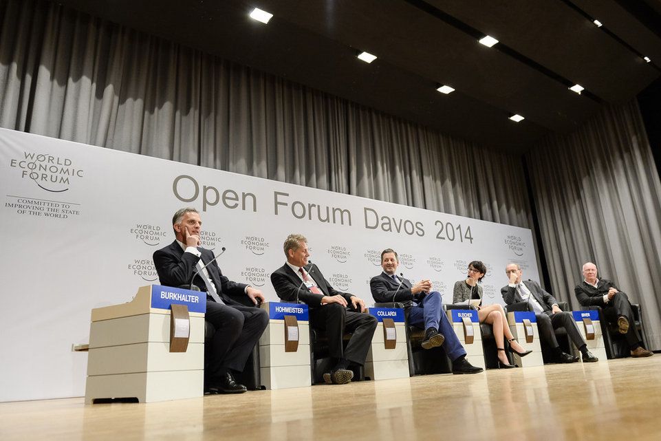 La conférence de l'Open Forum de Davos au sujet de la Suisse avec, de gauche à droite, Didier Burkhalter, président de la Confédération, Harry Hohmeister, directeur général de Swiss International Air Lines, Boris Collardi, directeur général de la banque Julius Baer, Andrea Bleicher de la  SonntagsZeitung, Felix R. Ehrat, Group General Counsel chez Novartis, et Jean-Claude Biver, président de Hublot (24 janvier 2014)