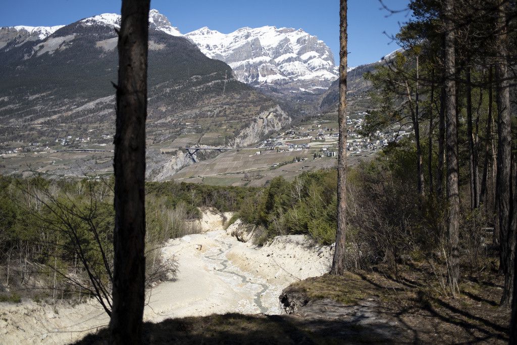 L' Illgraben photographie dans la foret de la reserve naturelle du Bois de Finges, au Parc naturel regional Pfyn-Finges ce jeudi 8 avril 2021 a Susten sur la commune de Loeche Leuk. (KEYSTONE/Laurent Gillieron)