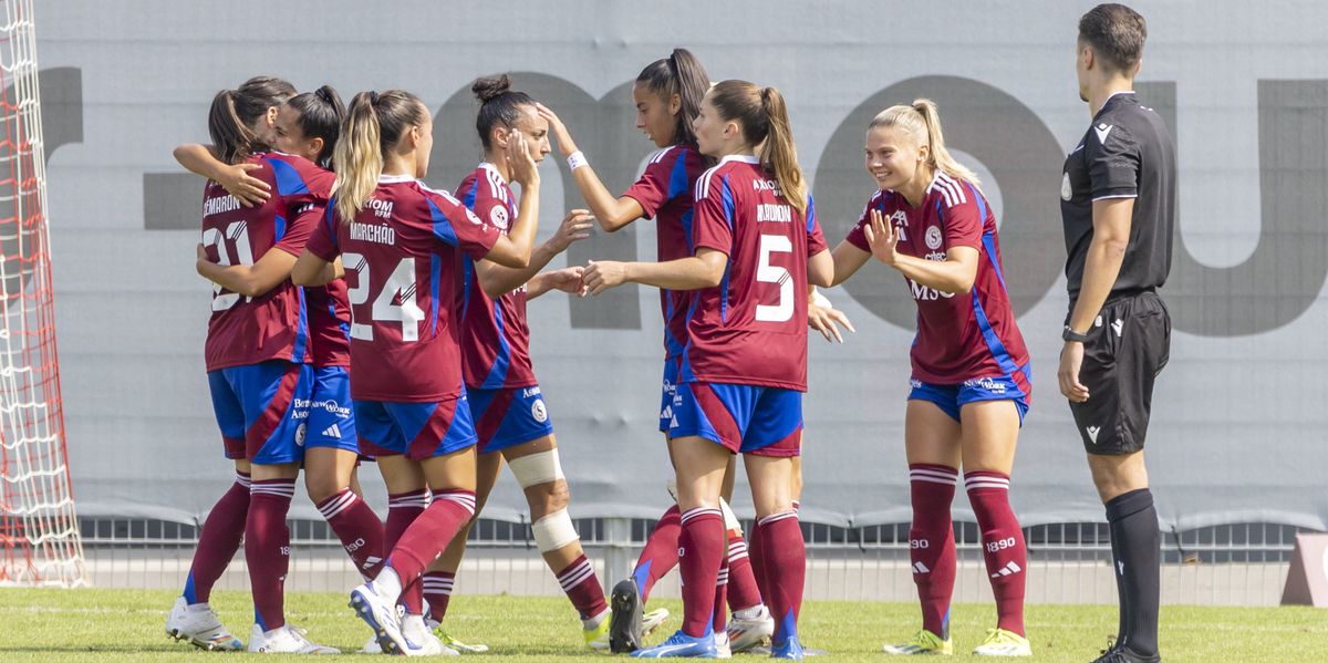 Servette's players celebrate their goal with his teammates after scoring the 1:0, during the Women?s Super League soccer match of Swiss Championship between Servette FC Chenois Feminin and FC Aarau Frauen, at the Stade des Trois-Chenes, in Chene-Bourg, Switzerland, Saturday, August 31, 2024. (KEYSTONE/Salvatore Di Nolfi)