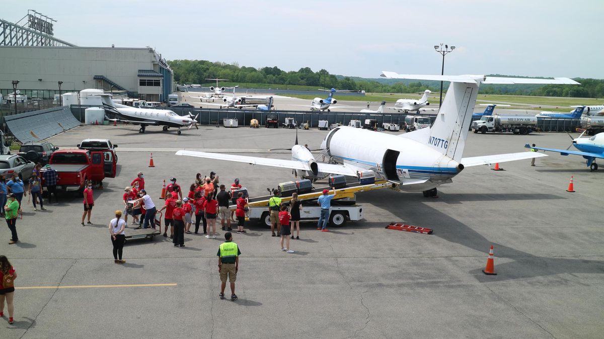 L’avion transportant 104 chiens abandonnés en provenance de Porto Rico, sur le tarmac de l’aéroport de Westchester dans la banlieue de New York.