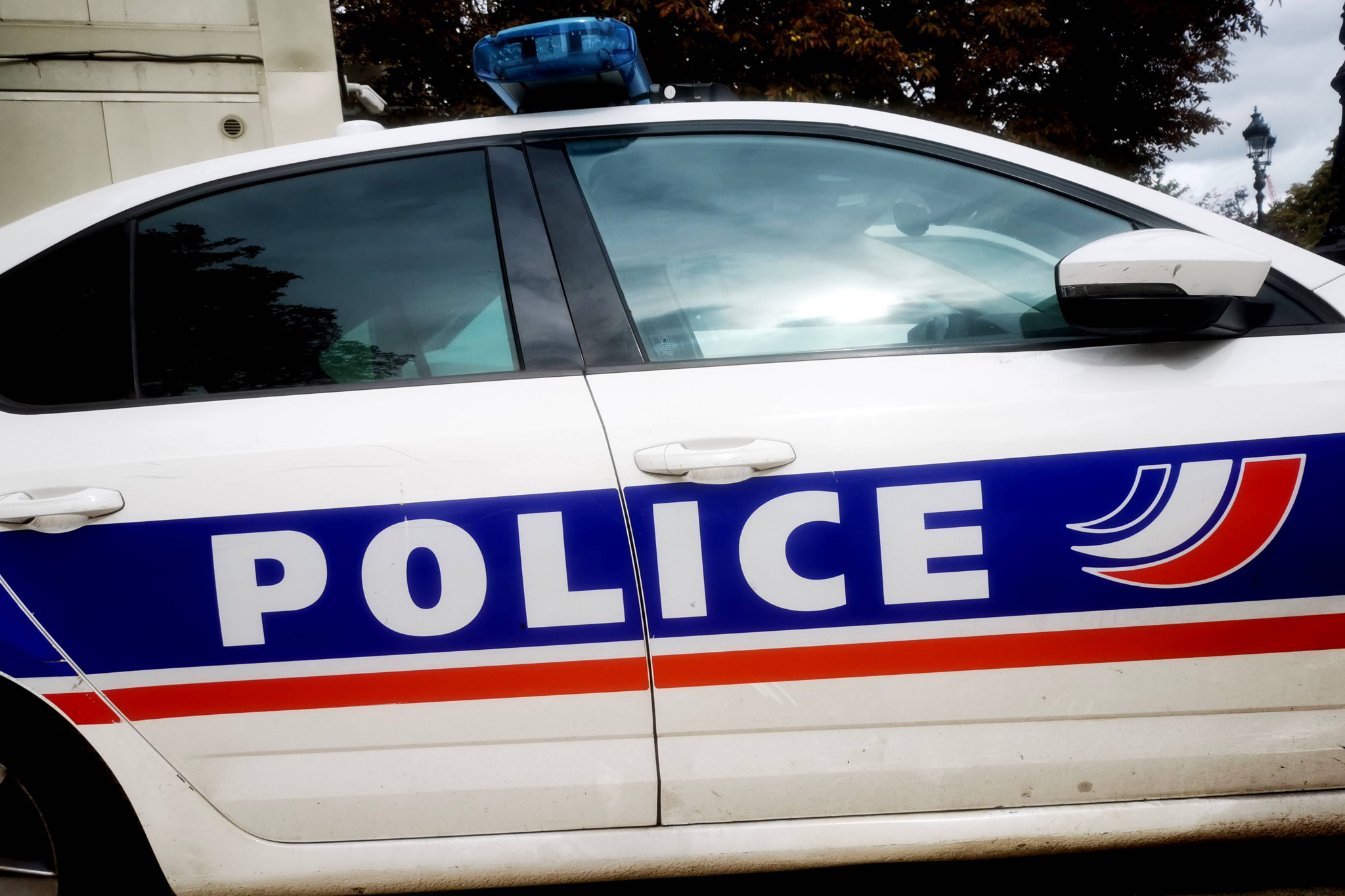 Mis en examen: Âgé de 23 ans, il reconnaît avoir violé et tué sa mère adoptive