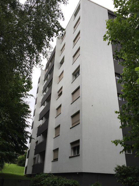 L'ampleur de l'opération menée ce matin par les forces d'intervention de la police dans un immeuble locatif de Bienne a fait forte impression dans le quartier de Mâche.