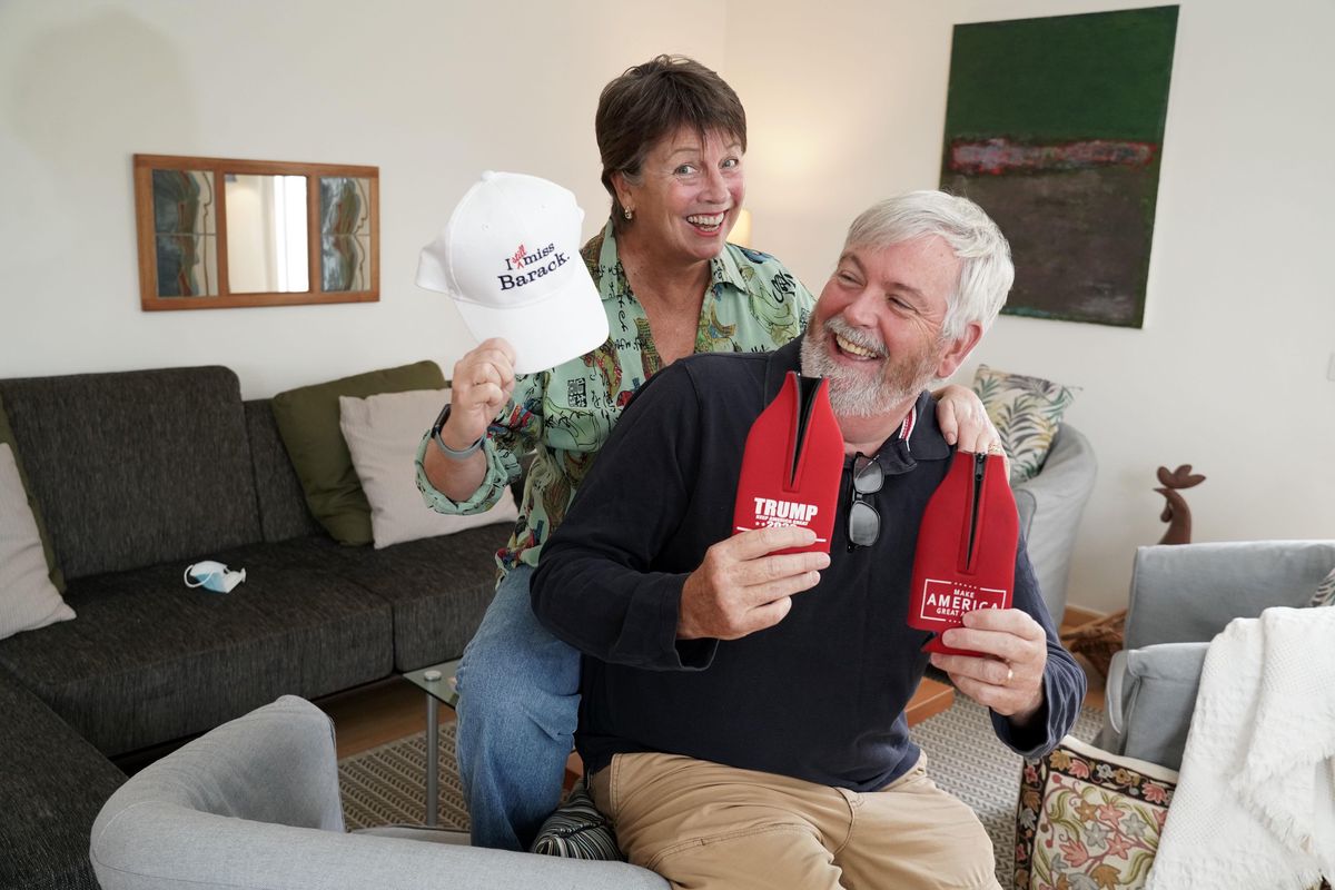 Jeudi 29 octobre 2020 - Margaret et Edward Flaherty, ces deux Américains vivent à Genève depuis 25 ans et sont devenus Suisses. : elle vote pour Biden et lui vote pour Trump.  Photo LUCIEN FORTUNATI