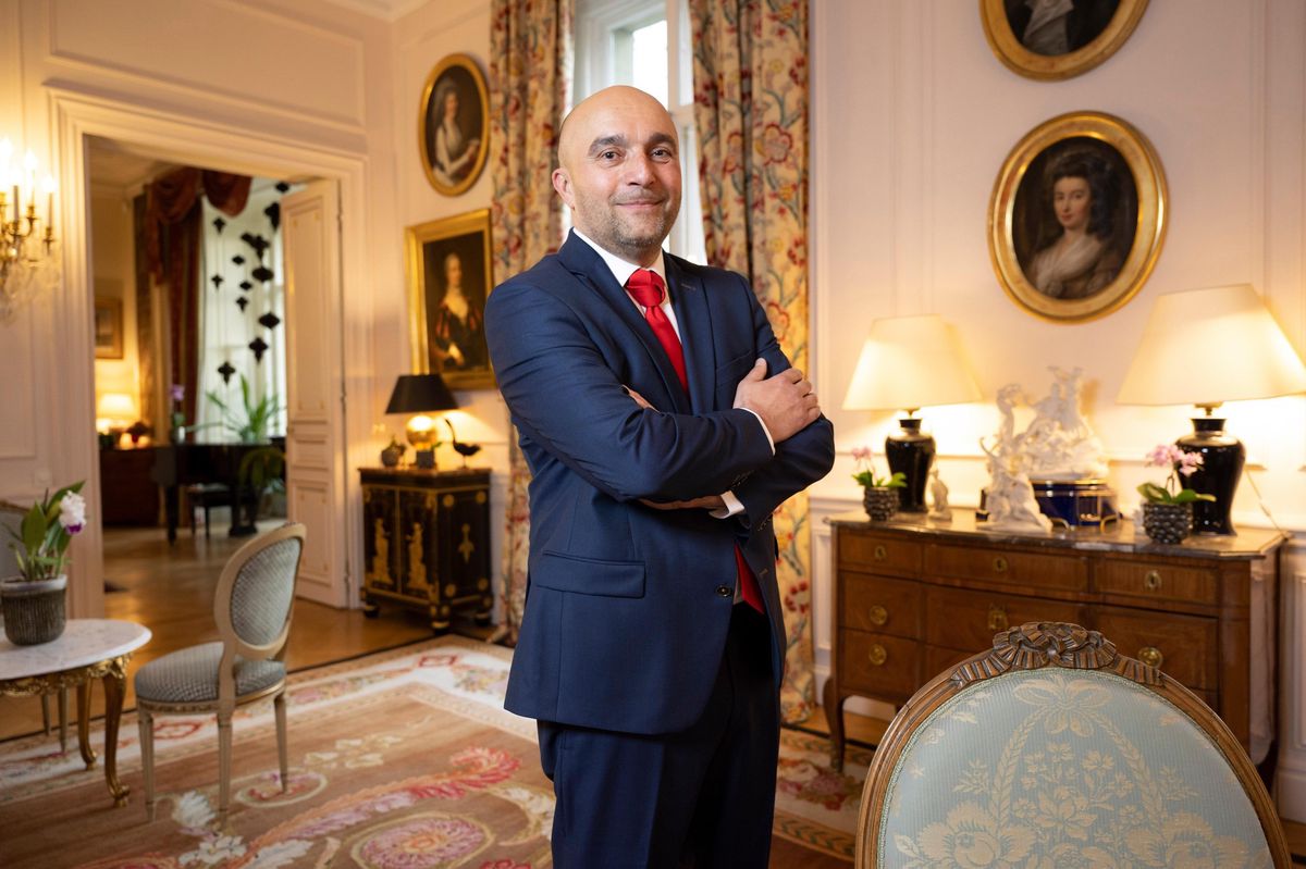 L’ambassadeur de France en Suisse, Fédéric Journès, a sollicité et obtenu la prolongation de sa mission en Suisse d’un an. Il pose ici dans sa résidence à Berne. 