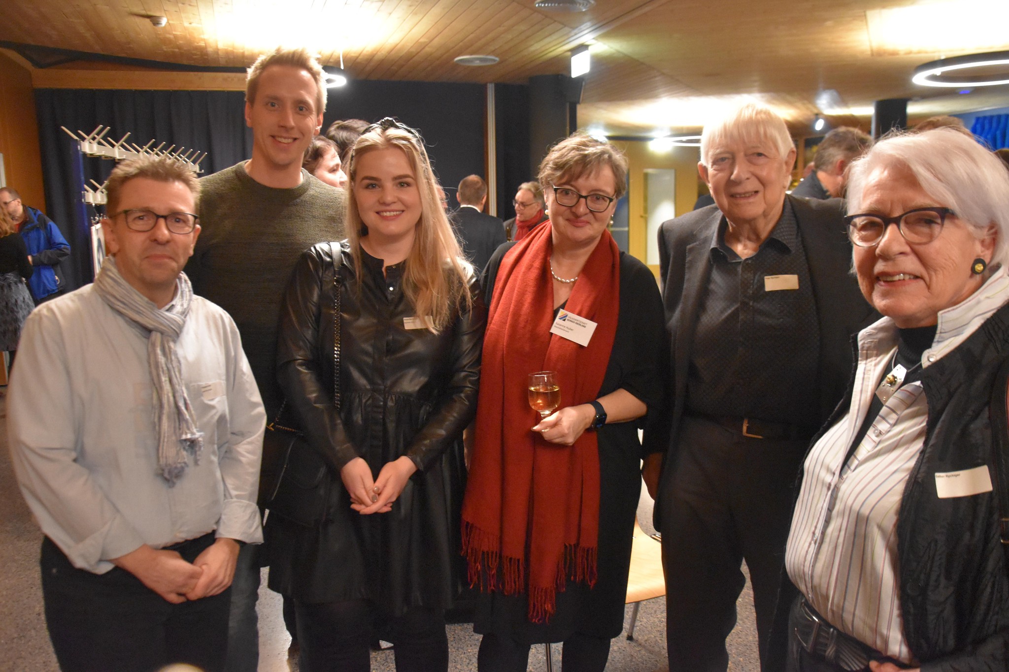 Thomas Kunz (li.) und Alena Bachmann von der Mypar GmbH Heimberg mit ihrem Mann Dominik, Susanne Huber, Geschäftsführerin Volkswirtschaft Berner Oberland,  Ehrenpräsident Peter Rychiger und Gattin Esther.