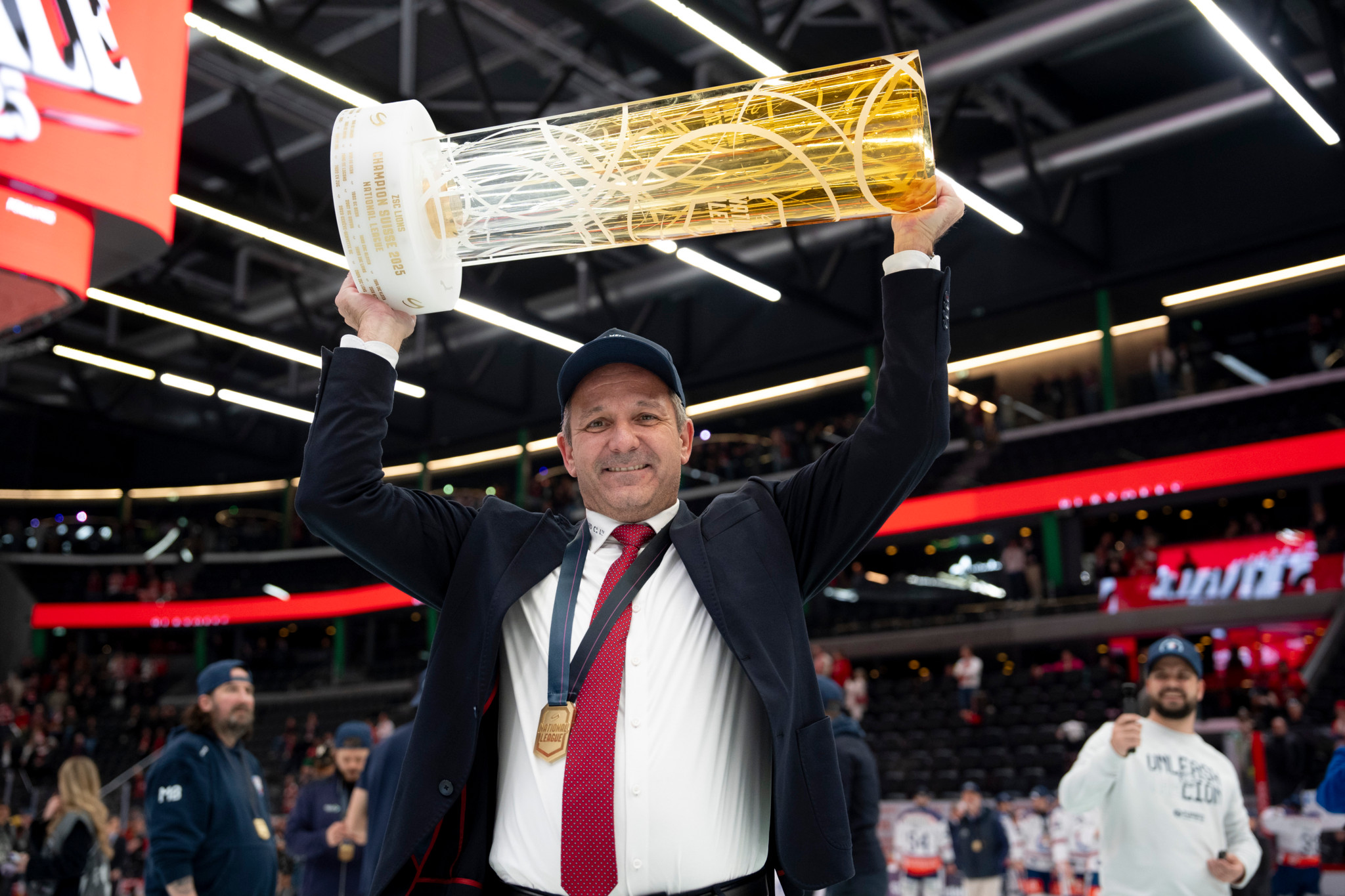 ZSC-Lions-Trainer Marco Bayer reckt den Meisterpokal in die Höhe nach dem Playoff-Final-Sieg gegen Lausanne HC, Schweizer Meister 2024/25.