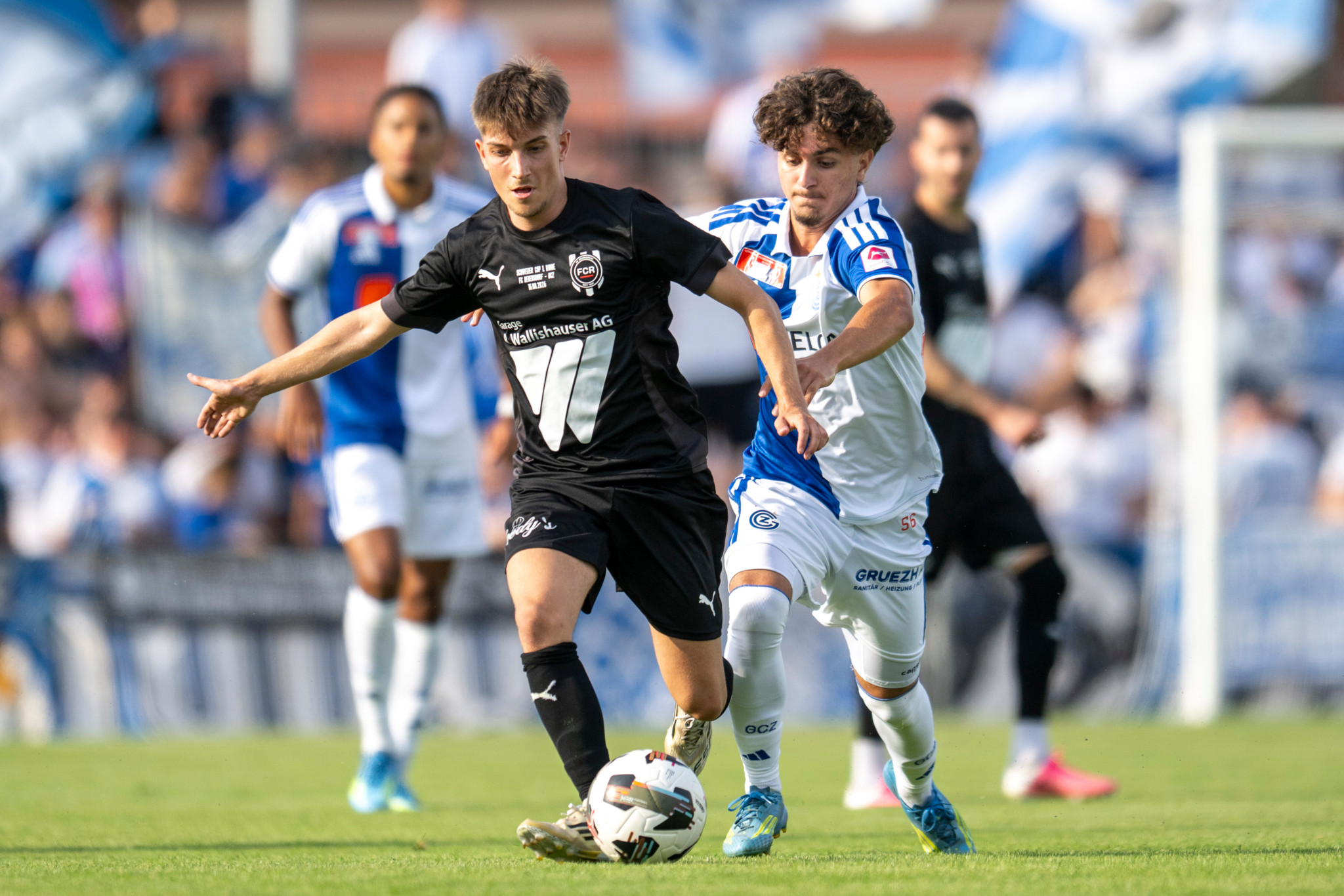 Marc Jungi (FC Regensdorf) im Zweikampf mit Denis Sahin (Grasshopper Club Zürich) beim Schweizer Cup in Regensdorf.