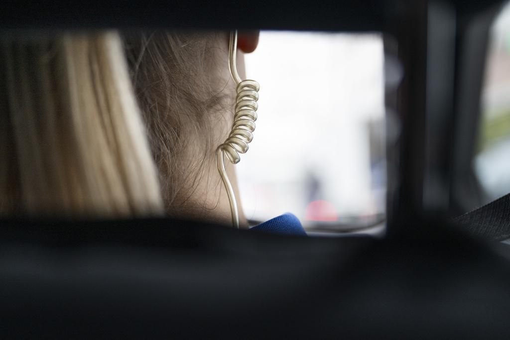Deux enfants qui accompagnaient la sexagénaire ont été héliportés à l’hôpital, grièvement blessés, annonce dimanche la police grisonne.
