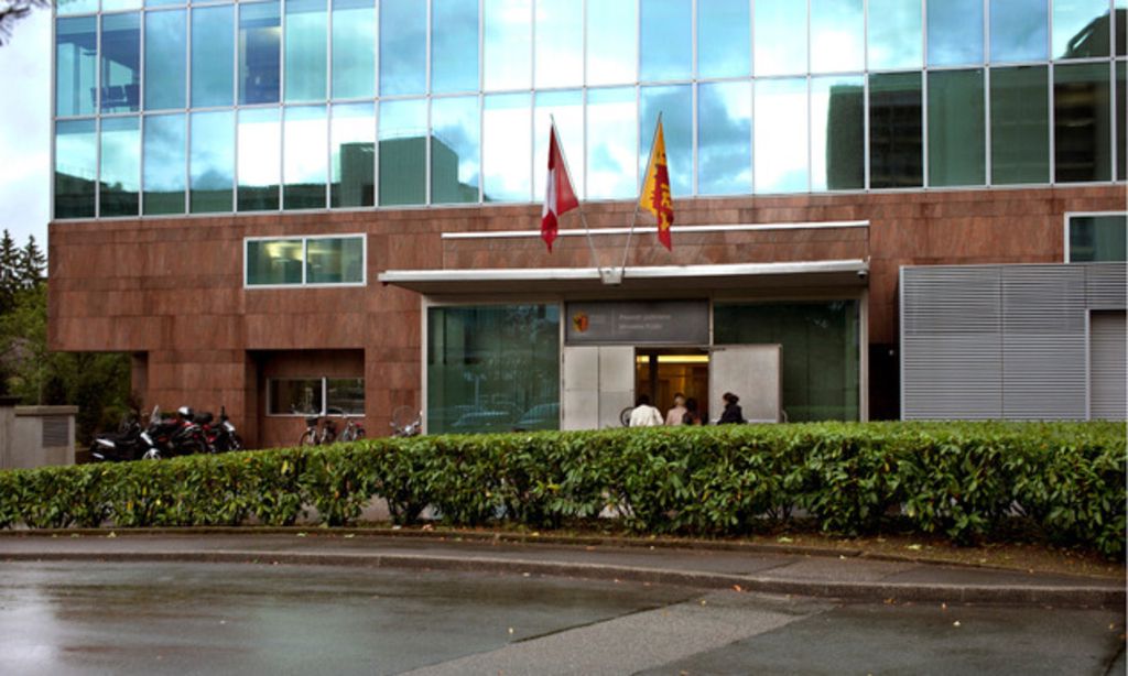 Un octogénaire insulte une contractuelle noire