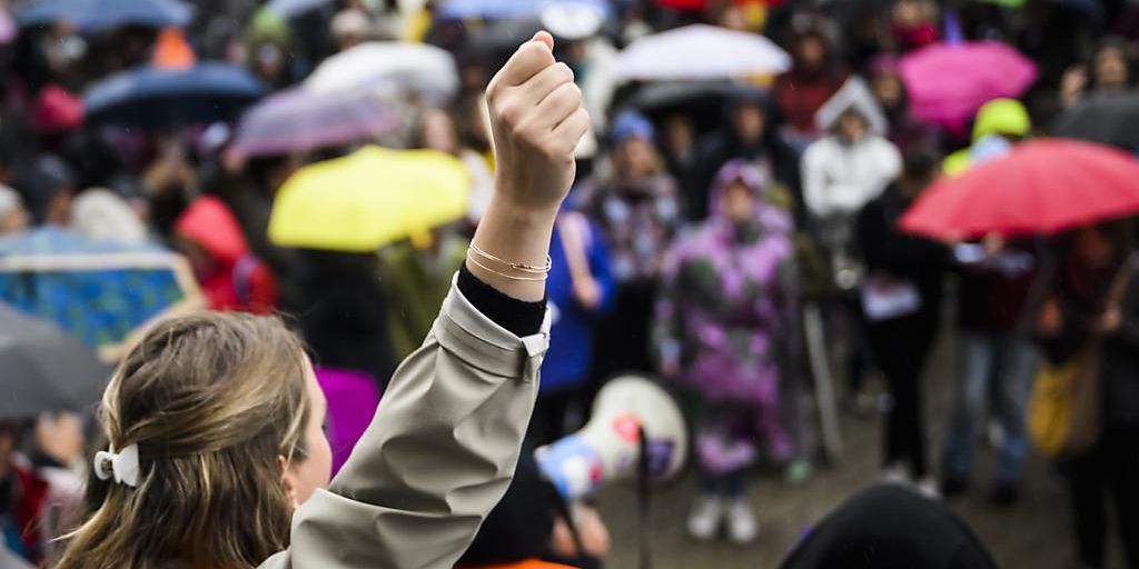 Des manifestantes répondent à l’appel des collectifs romands de la Grève féministe, le 2 octobre 2022 à Lausanne, pour manifester après le relèvement à 65 ans de l’âge de la retraite des femmes, acceptée en votation dix jours plus tôt.