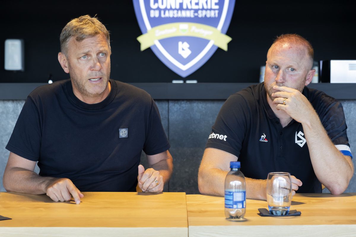 Stephane Henchoz, gauche, directeur sportif FC Lausanne-Sport, au cote de Ludovic Magnin, droite, entraineur du FC Lausanne-Sport, s'exprime avant le lancement de nouvelle saison 2024-25 de Super League de football lors d'une conference de presse au stade de la Tuiliere, ce vendredi 12 juillet 2024 a Lausanne. (KEYSTONE/Salvatore Di Nolfi)