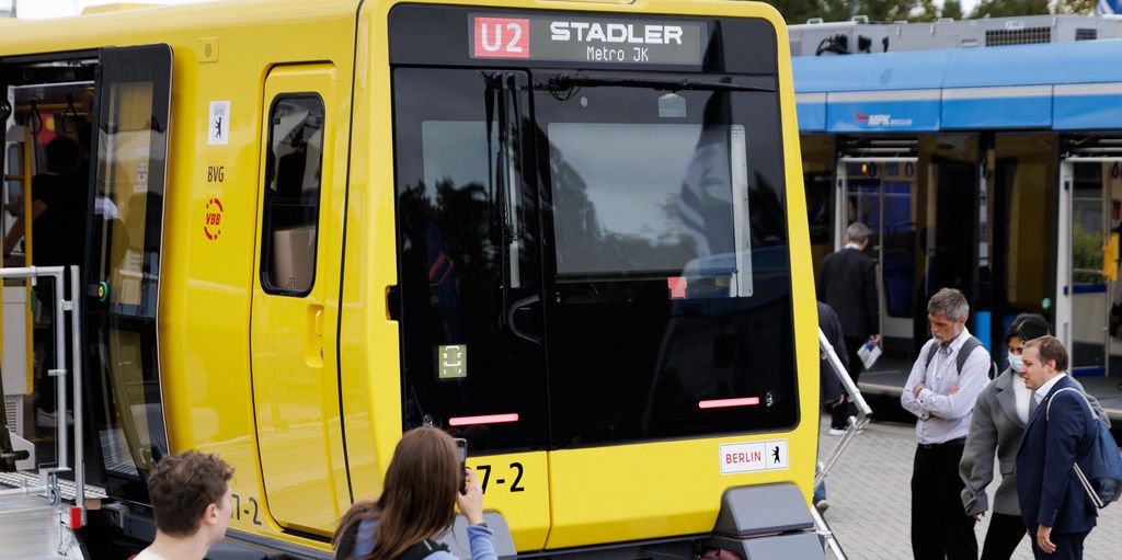 Besucher betrachten den Zug der Berliner U-Bahn des Zugbauers Stadler Rail AG auf der Bahntechnikmesse InnoTrans 2024 in Berlin.