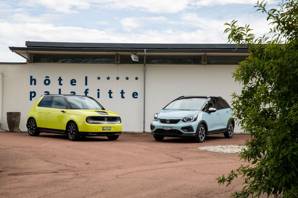 La nouvelle Honda Jazz présente deux visages différents. À gauche le modèle classique, à droite la version Crosstar.