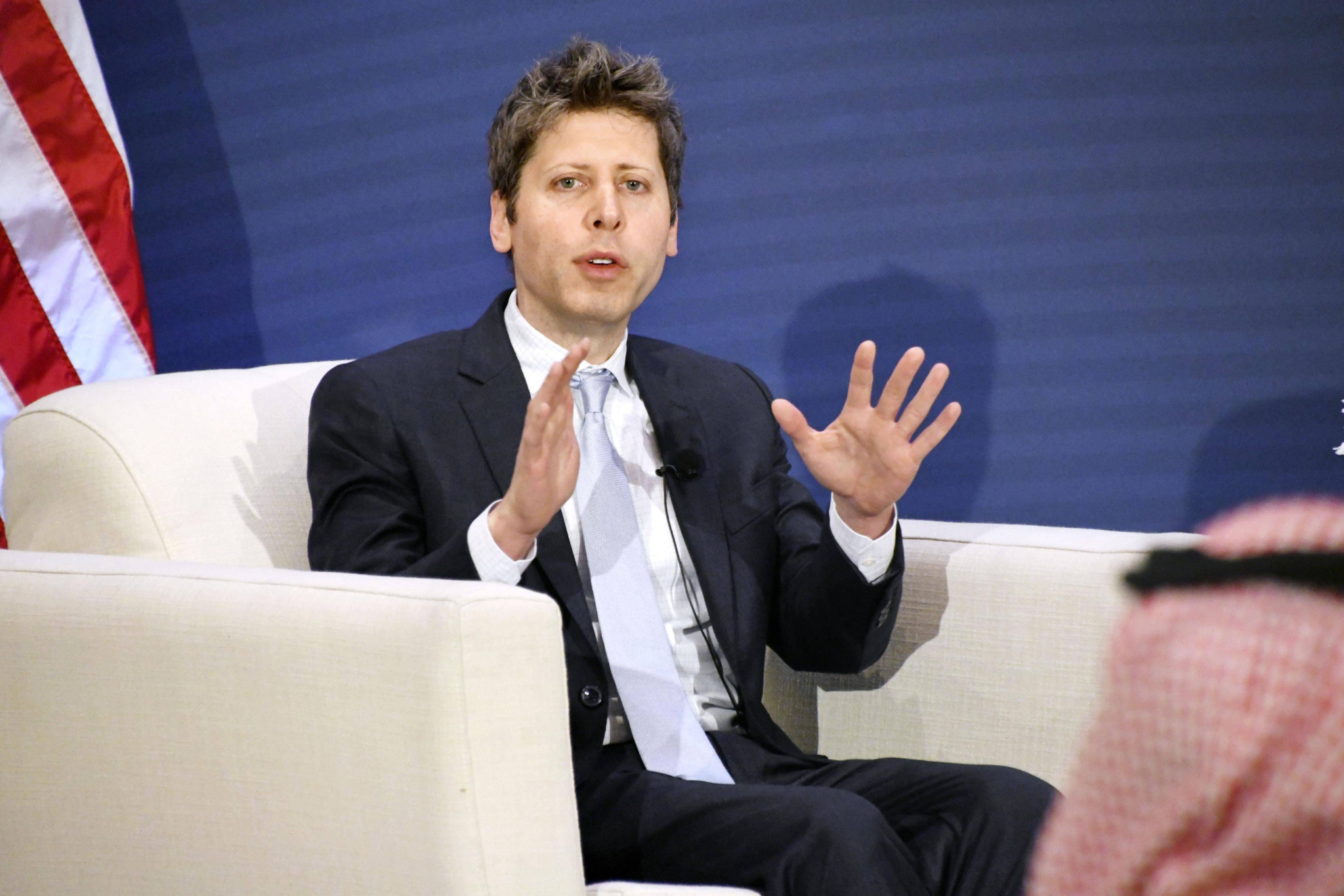 OpenAI-CEO Sam Altman spricht beim G20-Treffen der Innovationsminister in Chapel Hill, North Carolina, mit gestikulierenden Händen.