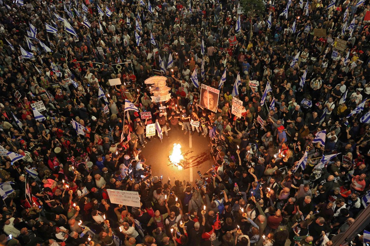 Mégamanifestation ce samedi soir à Tel-Aviv des familles d’otages et leurs sympathisants, réclamant la démission de Benyamin Netanyahou et un accord rapide pour la libération des 133 Israéliens encore détenus à Gaza.