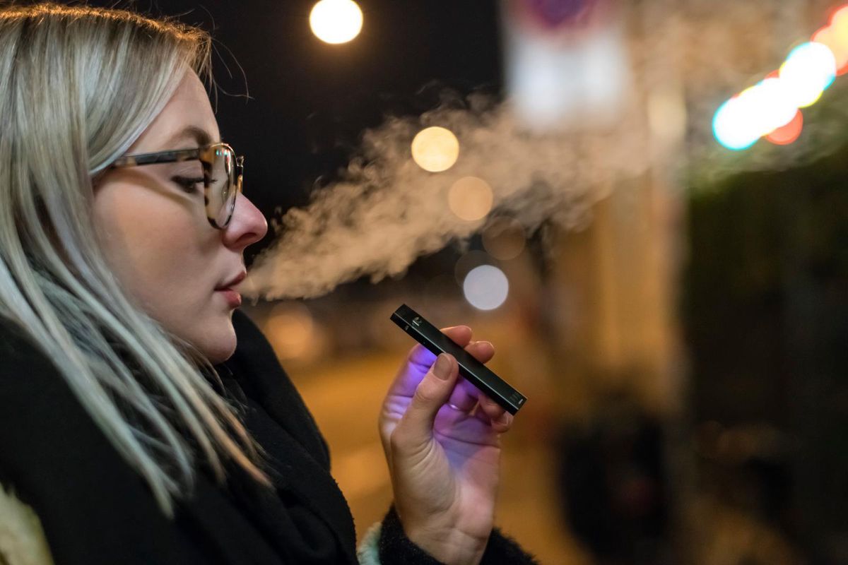 Das Zürcher Parlament fordert strengere Regeln: Eine junge Frau raucht eine E-Zigarette.