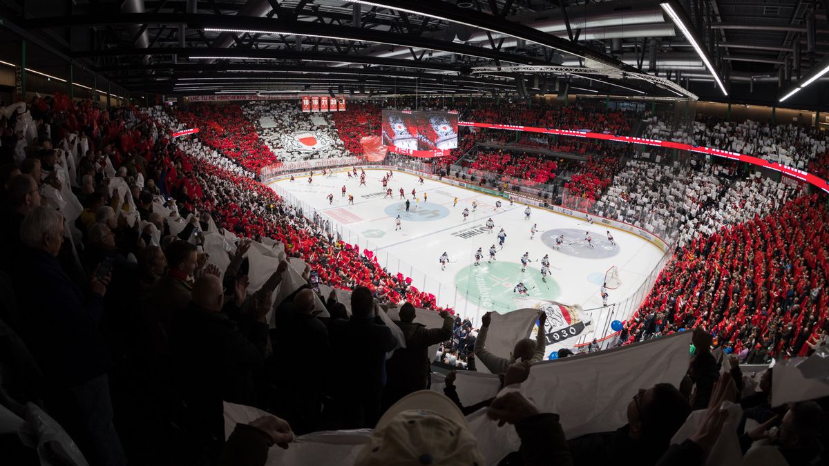 Tifo de la Section Ouest les supporters lausannois, pendant l'acte 4 entre le Lausanne Hokey Club et les ZSC Lions comptant pour la finale du championnat de National League, le mardi 23 avril 2024 a la Vaudoise Arena, a Lausanne (Bastien Gallay / GallayPhoto)