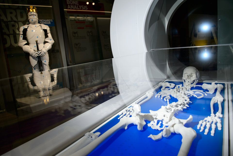 Une armure est exposée près d'une reconstruction en 3D du squelette du roi Richard III sur le site où les restes ont été découverts (7 août 2014)