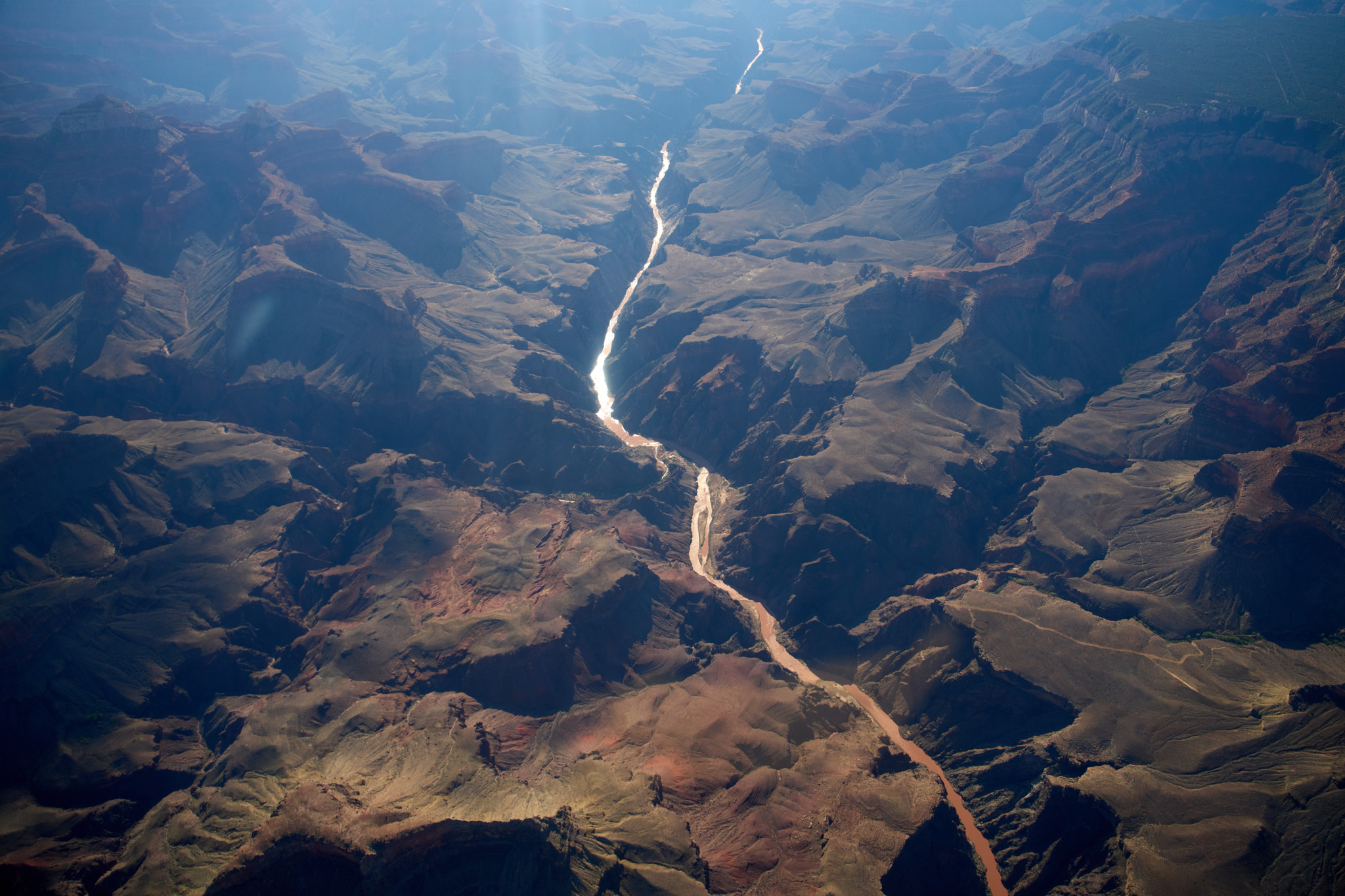 Luftaufnahme des Bright Angel Canyon, der in den Colorado River im Grand-Canyon-Nationalpark mündet, Schauplatz von Sturzfluten.